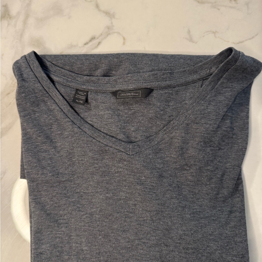 Saks Fifth Avenue Men’s V-Neck Shirt Grey